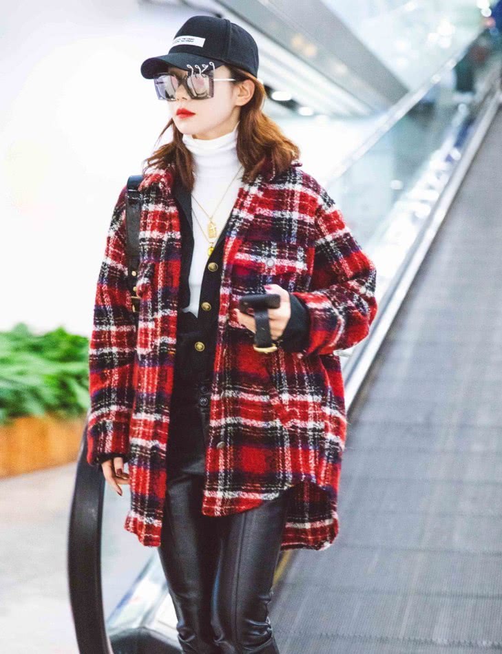 戚薇是怎样的天生尤物？穿上金色亮片裙太撩人，我赌李承铉吃醋了