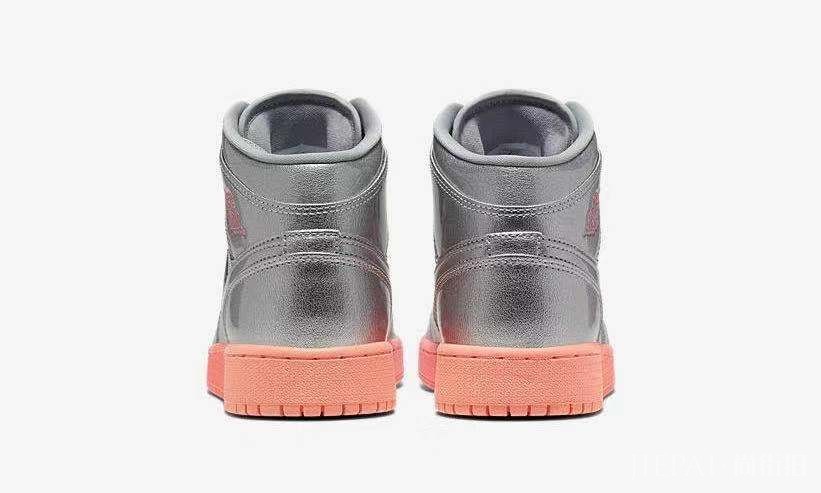 舞池中最亮的星?闪粉漆皮材质 Air Jordan 1 Mid 穿起来!