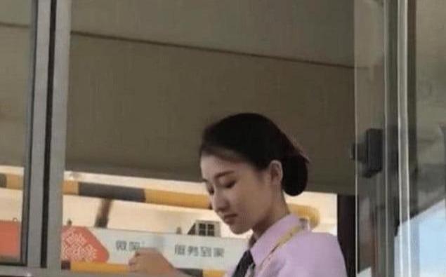 “收费站女神”火了,一夜涨粉300万,网友:关晓彤开小号了?