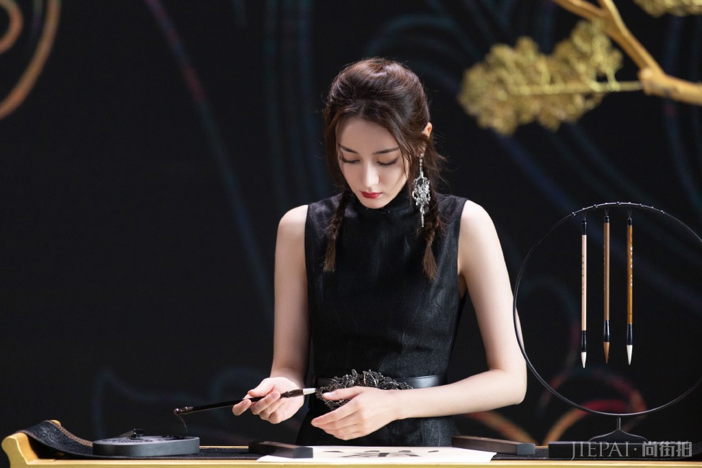 迪丽热巴街拍图片好奢侈，穿6650T恤配3万拼色半身裙，蚂蚁腰太惊艳