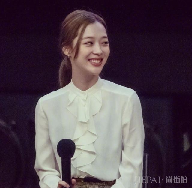 女星崔雪莉生前最后一次亮相，面对镜头笑得像朵花，让粉丝太心疼