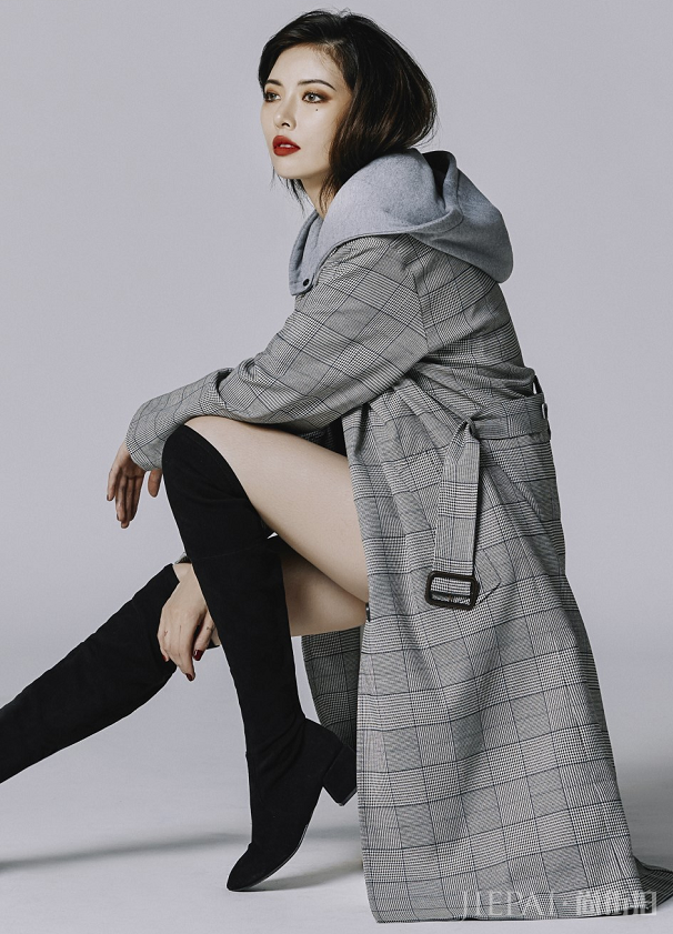 女生穿衣尽量别穿打底裤+大衣，看金泫雅的穿法好看还有气场