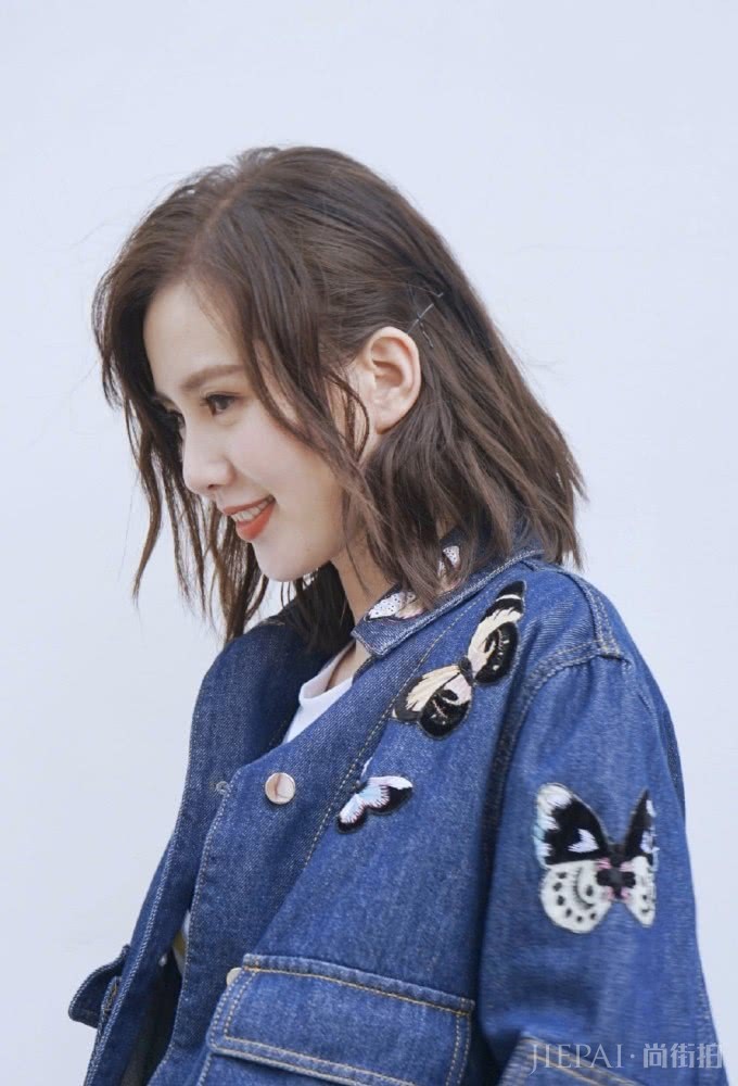 刘诗诗产后首穿短裙,配牛仔短发太少女,看完细腿我服气