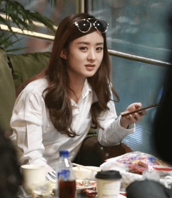 赵丽颖上亿豪宅被曝光，环境清新优雅，有3位大牌明星做其邻居