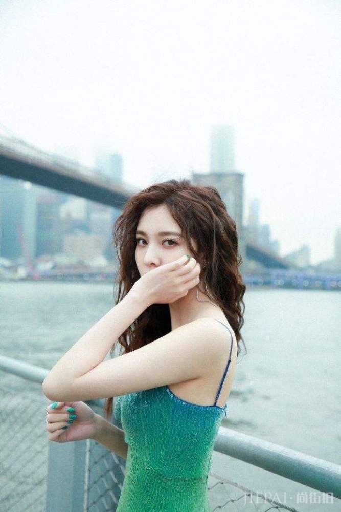 宋妍霏私服穿搭简约时尚温柔慵懒，不愧为新生代带货女王