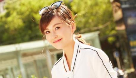 出道25年零绯闻,被富豪猛追10年才如愿,今39岁被宠成公主