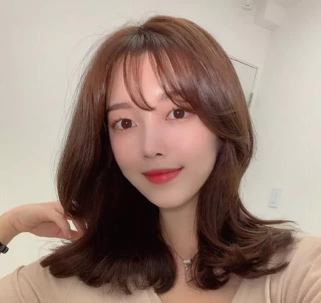 中长发的女生想烫发?这几款烫发,时尚还显脸小