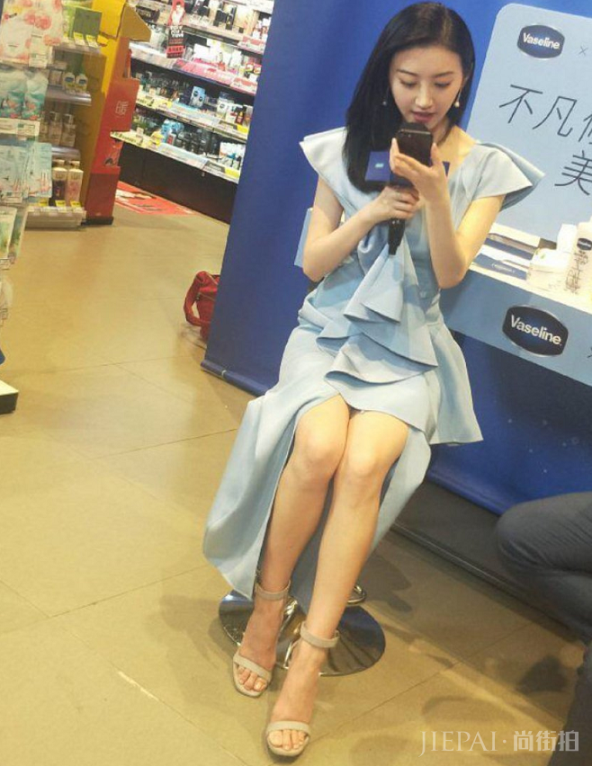 景甜牛奶肌太亮眼了,穿蓝色V领裙美得太高调
