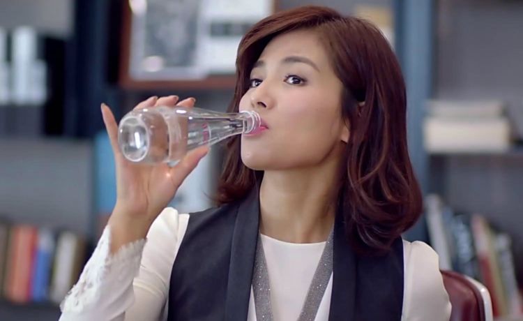 明星喝的水究竟有多贵?刘涛一瓶20元,她是普通人一月的工资