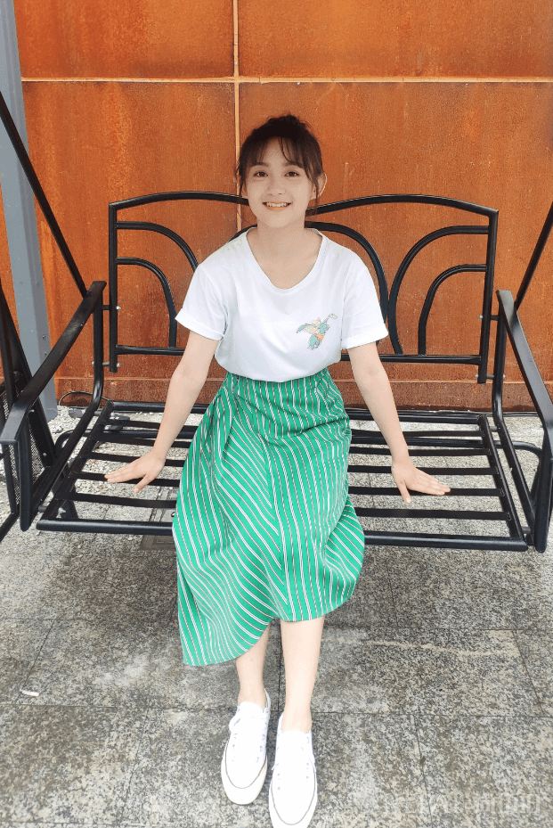 果汁女孩屠芷莹初秋写真元气十足，真是很有辨识度的漂亮美女