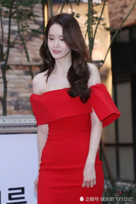 林允儿穿一字露肩红裙美成仙,但真实的胯骨堪比金卡戴珊