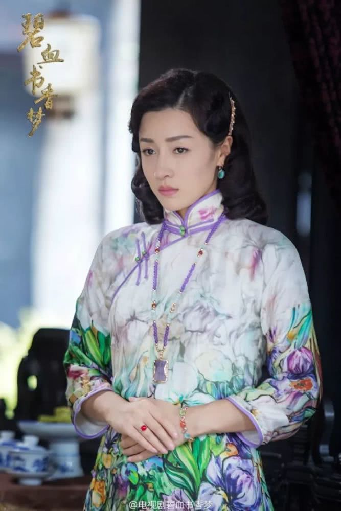 圣姑何彦霓生活照清新自然，穿搭休闲时尚