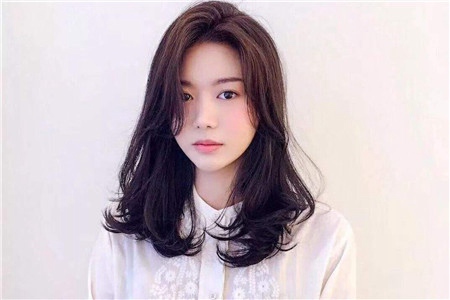 女生显脸小的三种发型,微卷中分修饰脸型