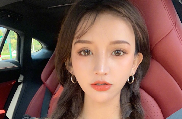 王逗逗恋爱后风格大变,剪短长发成中性风,侧颜模样超A