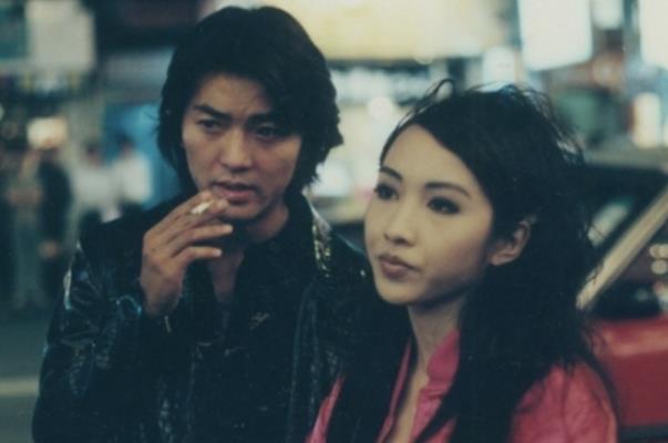 她17岁出道拍三级片,40岁嫁给郑伊健,今45岁美若少女