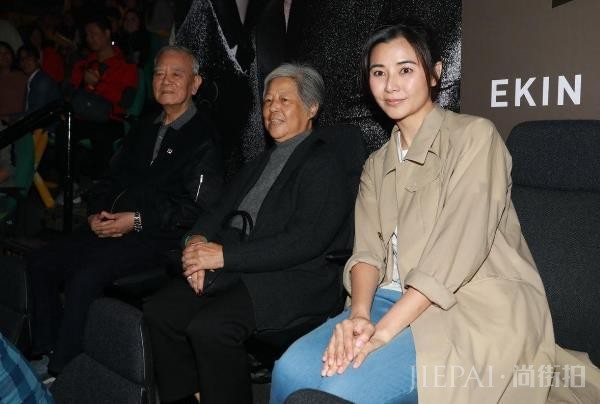 她17岁出道拍三级片,40岁嫁给郑伊健,今45岁美若少女