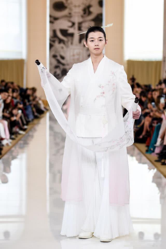 霍尊亮相巴黎时装周,将中国风带往国际舞台,惊艳世界