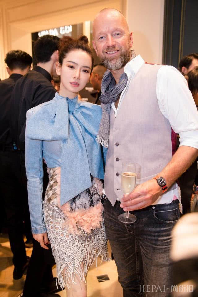 戚薇为凹造型太拼！机场街拍穿7890蝴蝶结上衣配编织裙，两颗泪痣太抢镜