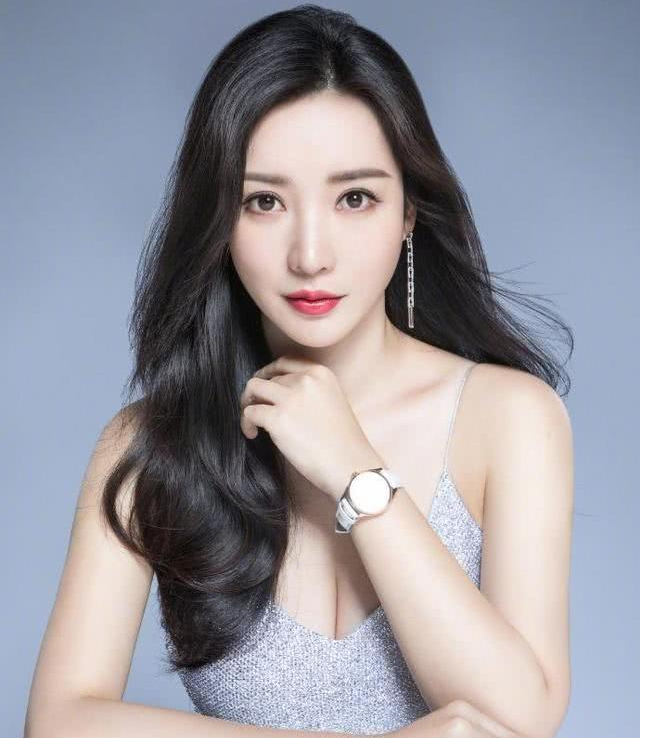 柳岩穿V领连体裤秀小蛮腰当女总裁,彻底撕去性感标签?