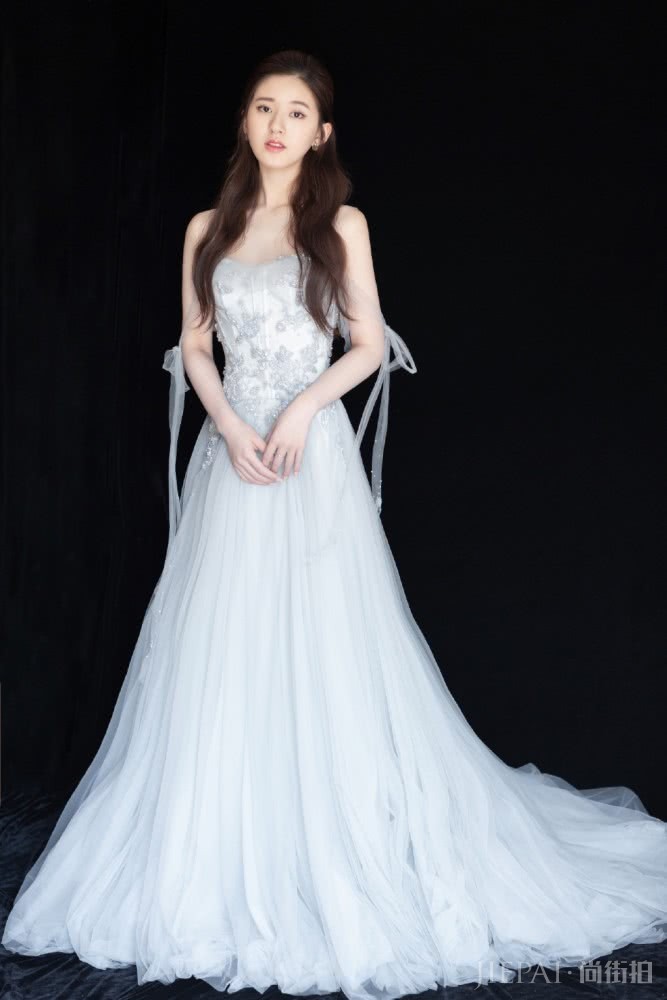 赵露思穿卫衣紧身裤,身材46分却是非常的甜美可人