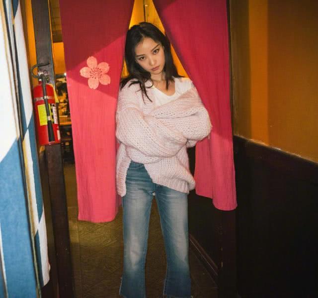 倪妮教你用红色毛衣搭配直筒牛仔裤简单穿出复古风，怎么拍都好看