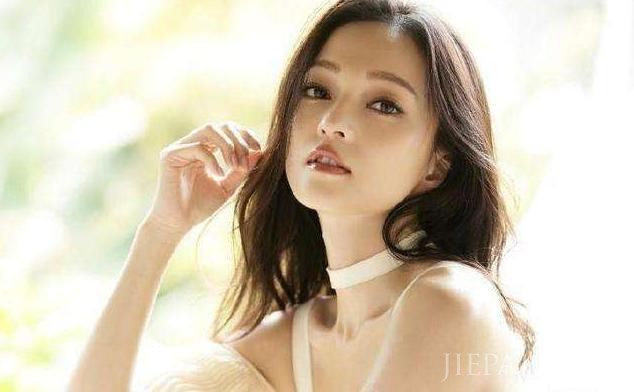 她是歌坛铁娘子，偶像剧女王，被亲妈诬陷吸毒，沉寂11年自信回归