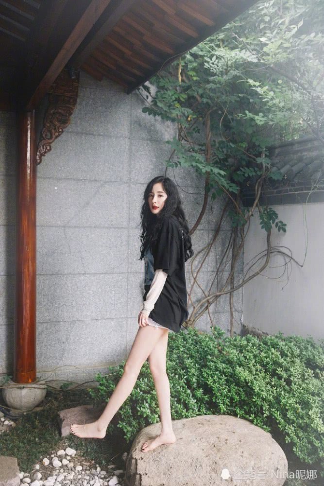 王鸥扎丸子头穿粉色比杨幂还嫩，37岁美过18岁小朋友