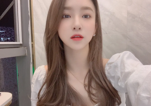 火箭少女又一成员黑料被扒,路边抽烟还乱扔烟头,大批粉丝脱粉