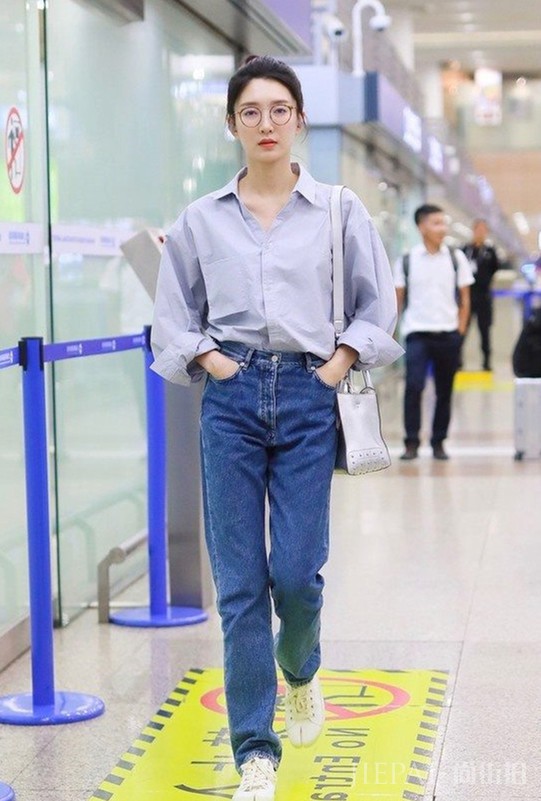 美女明星们的日常穿搭,首选经典不过时的牛仔裤