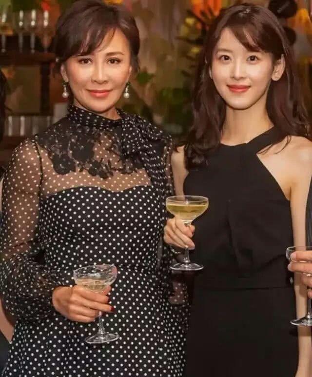 大龄女明星颜值现状,蔡明脸僵了刘嘉玲腰像水桶,许晴算自然老?