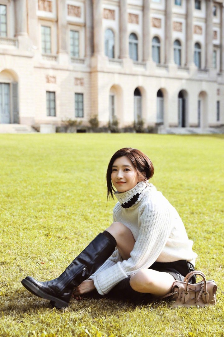 江疏影初秋街拍 白毛衣搭配皮裤随性又时髦