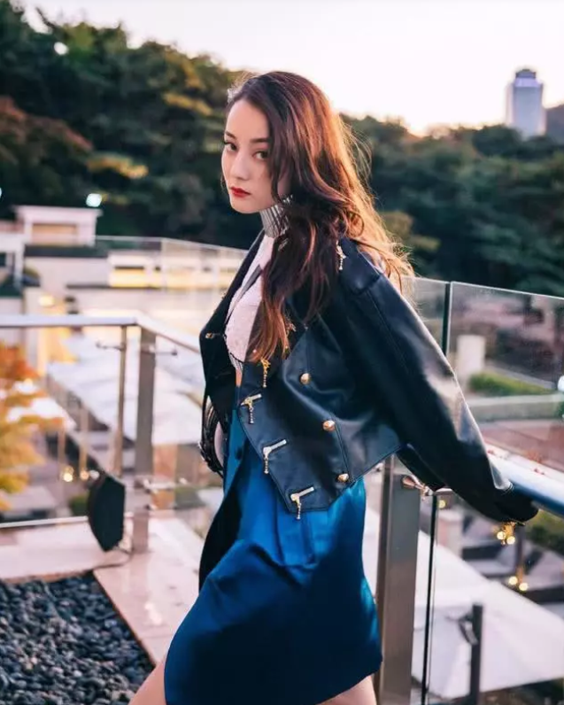 迪丽热巴现身韩国走秀，穿衣风格变化明显，颜值获韩媒高度肯定