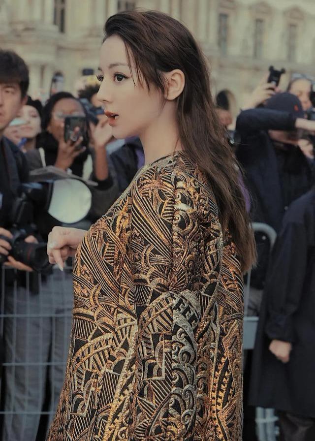 中国女星时装周外媒图:娜扎起痘痘,热巴像孕妇,她成全场最佳