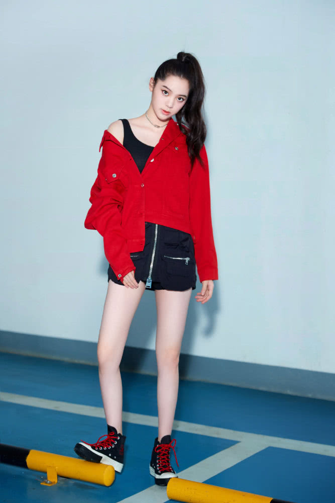 欧阳娜娜白色毛衣搭配裤子,少女感好极了
