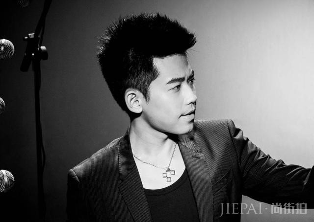 他曾是《快乐男声》亚军，却因女友殴打同届选手，惨遭公司雪藏