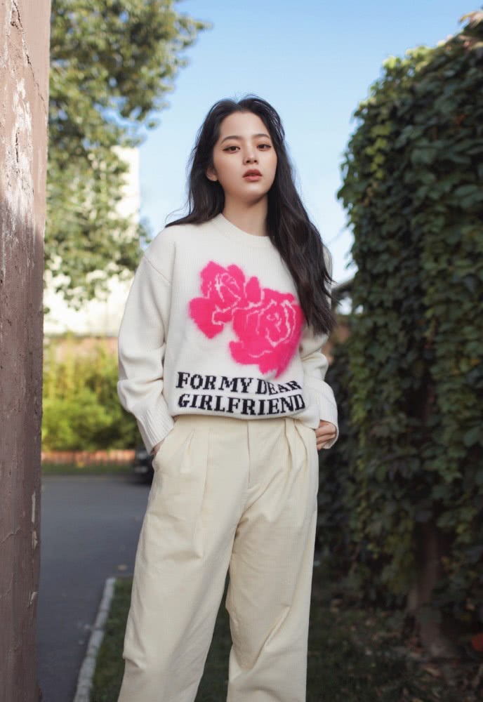 欧阳娜娜白色毛衣搭配裤子,少女感好极了