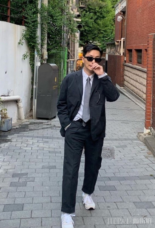 李东辉西装雅痞风格十足,这是理想男友的示范吧