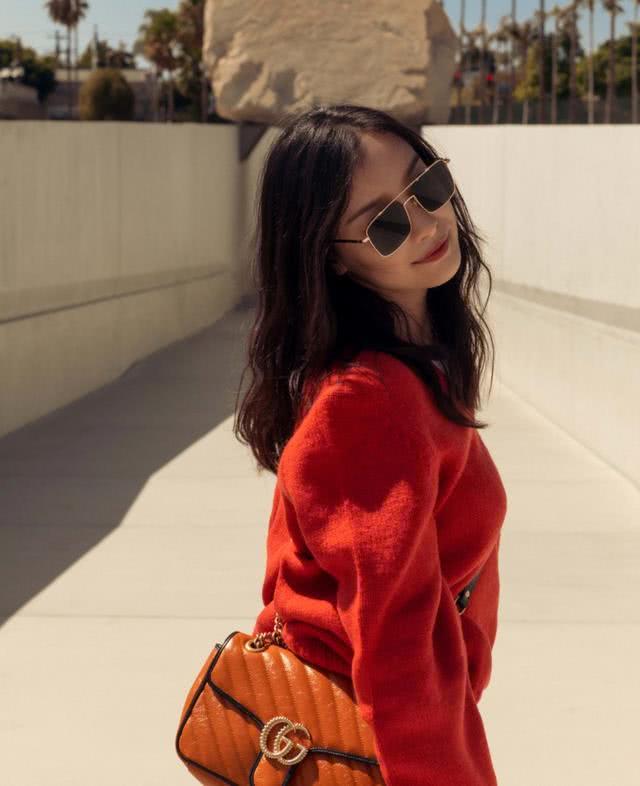 倪妮教你用红色毛衣搭配直筒牛仔裤简单穿出复古风，怎么拍都好看