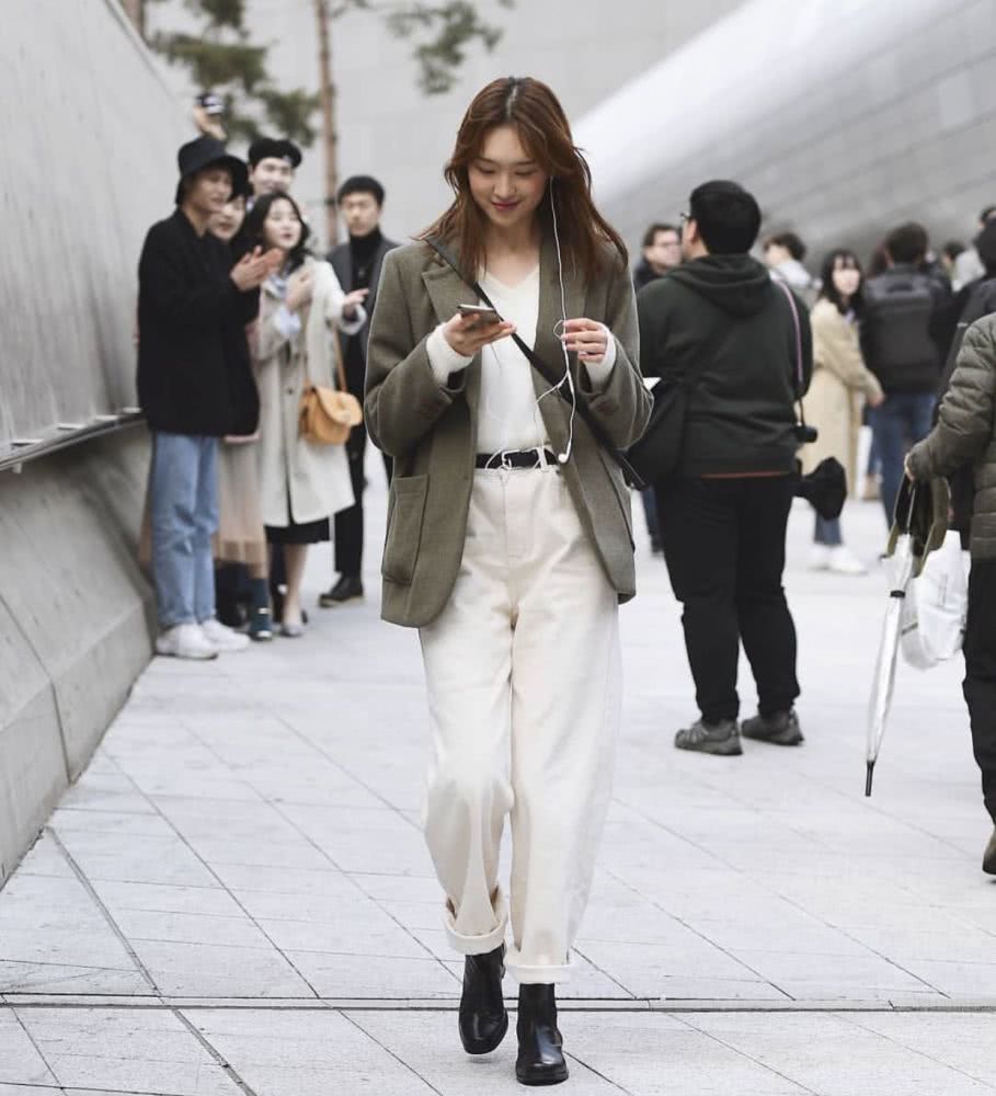 国内街拍：秋天时髦精们都爱穿美美的外套
