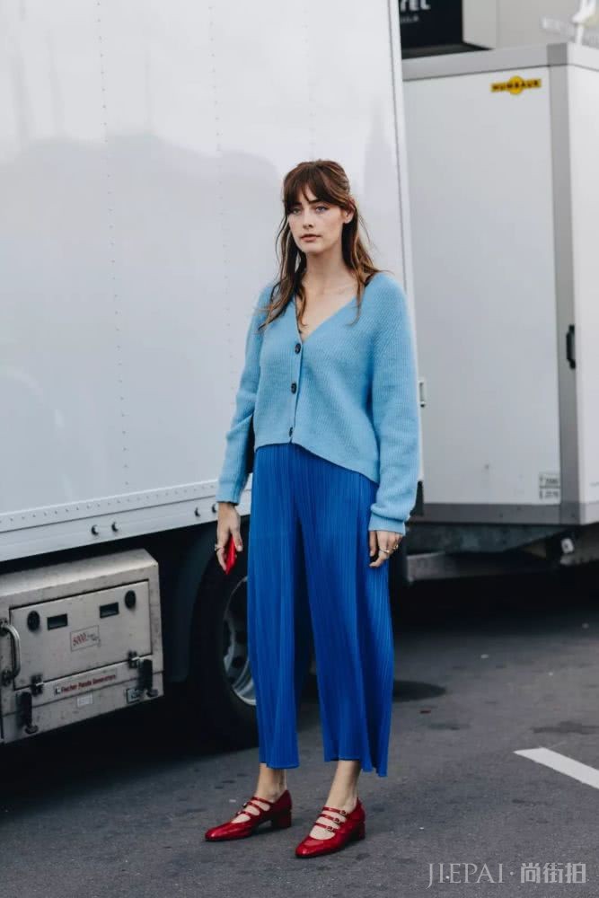 欧美美女街拍，想要周末穿好看绝对需要这件马卡龙毛衣
