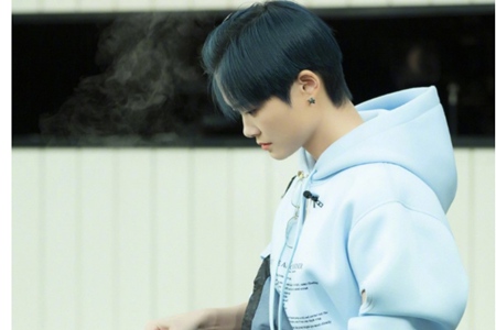 短发女生选择染发颜色，看李宇春就知道流行发色了