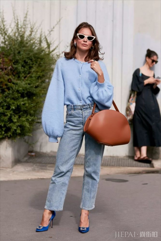 欧美美女街拍，想要周末穿好看绝对需要这件马卡龙毛衣