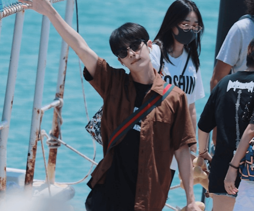 肖战余生全黑造型超酷,靠在车边等女友,车牌号意外抢镜抢镜