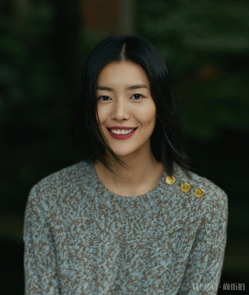 刘雯穿针织衫配牛仔裤，转身露“巴掌腰”抢镜十足