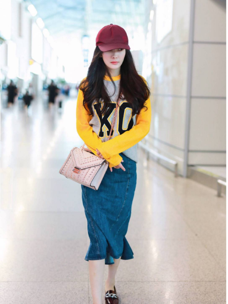 杨幂“带货女王”果然名不虚传，拼接色卫衣搭牛仔裙少女感十足