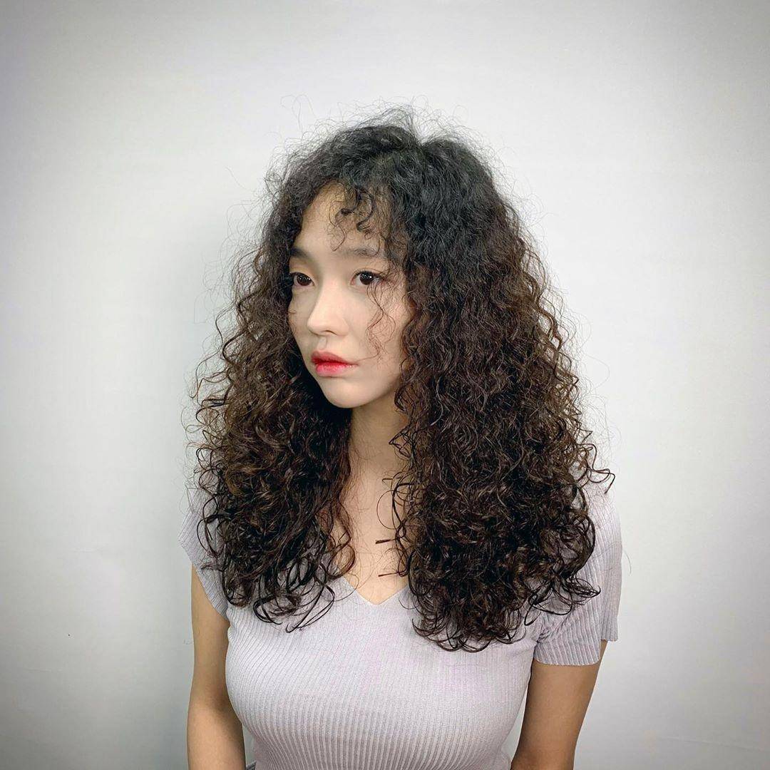 是不是心动了呀 最近冲浪 发现好多人都开始烫卷发 如果担心卷大小太