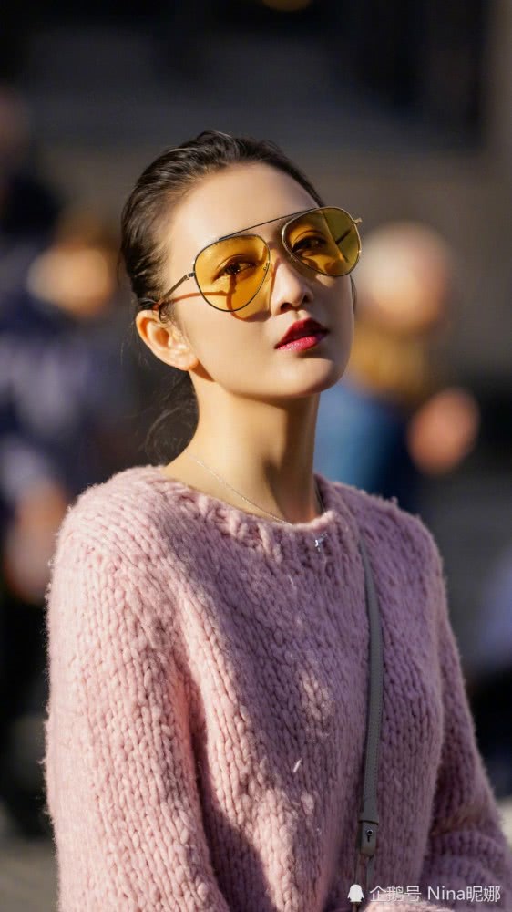 王鸥扎丸子头穿粉色比杨幂还嫩，37岁美过18岁小朋友