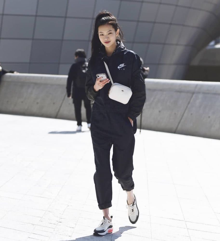 国内街拍：秋天时髦精们都爱穿美美的外套