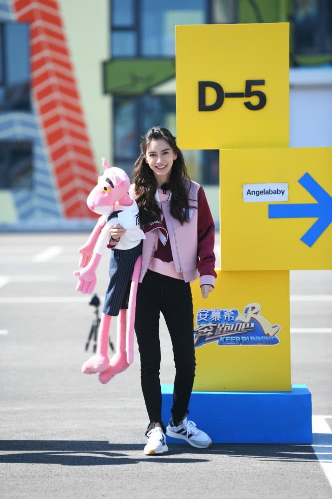 30岁杨颖衬衫搭配百褶裙扮清纯女学生,配双马尾嫩得毫无违和感