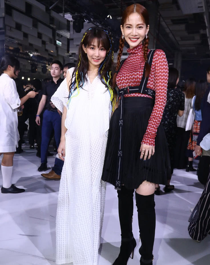 时装周范玮琪陈建州同穿黑衣秀恩爱,任家萱搭配红色纸袋裤出风头